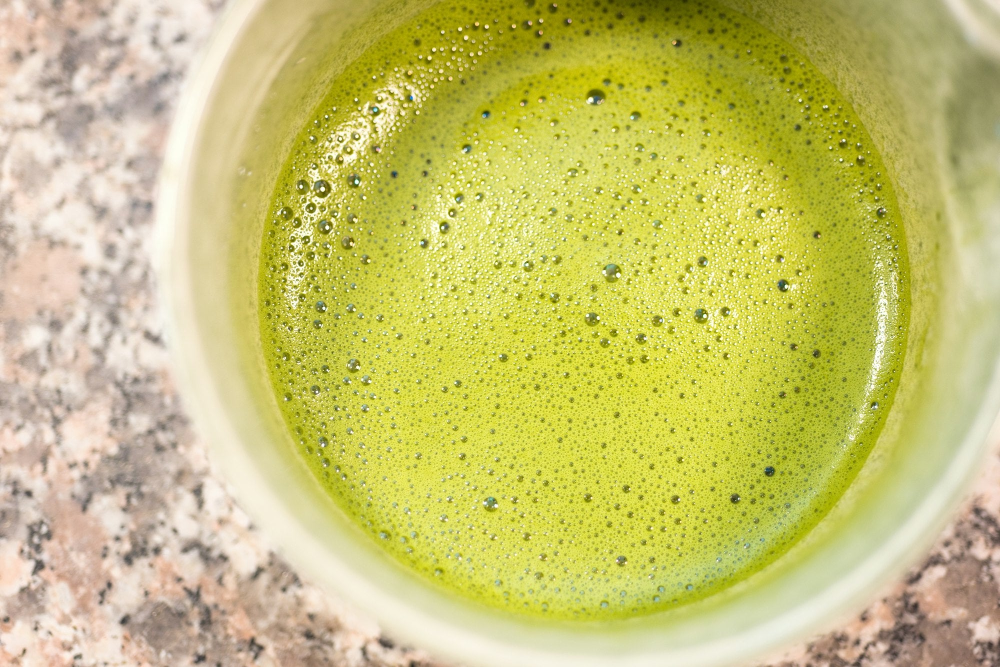Matcha ceremonial recém preparado numa tigela tradicional japonesa